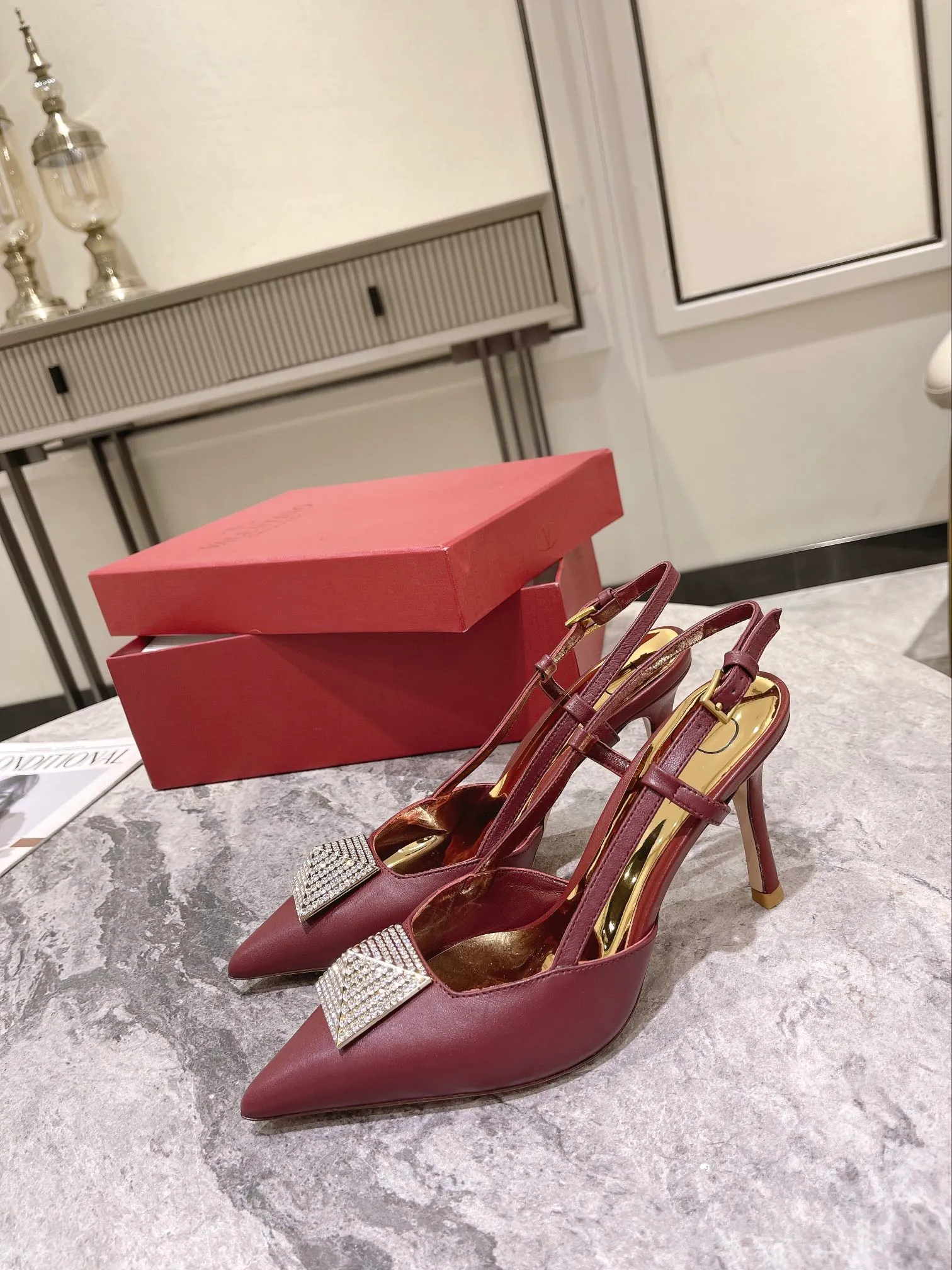 👟👟Ex-factory price 400👟👟 Genuine leather sole +40 Top version 𝑉𝐴𝐿𝐸𝑁𝑇𝐼𝑁𝑂 Valentino new autumn and winter women's back hollow sandals. The unique [pyramid] large rivet hardware [hand-made diamonds] brings out a full sense of high-end, and the new season will live up to expectations! Worth buying ★Imported sheepskin is absolutely high-grade ❥Original method, absolutely sensual ❥Elegant style, creating a different feeling, simple and elegant style!  Code number: 35-41 (34-42 customized) Fabric: Imported sheepskin Lining: Lined sheepskin Heel height: 8cm Leather outsole Rubber outsole